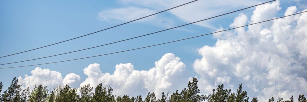 nÄRBILD PÅ ELLEDNINGAR I LUFTEN.