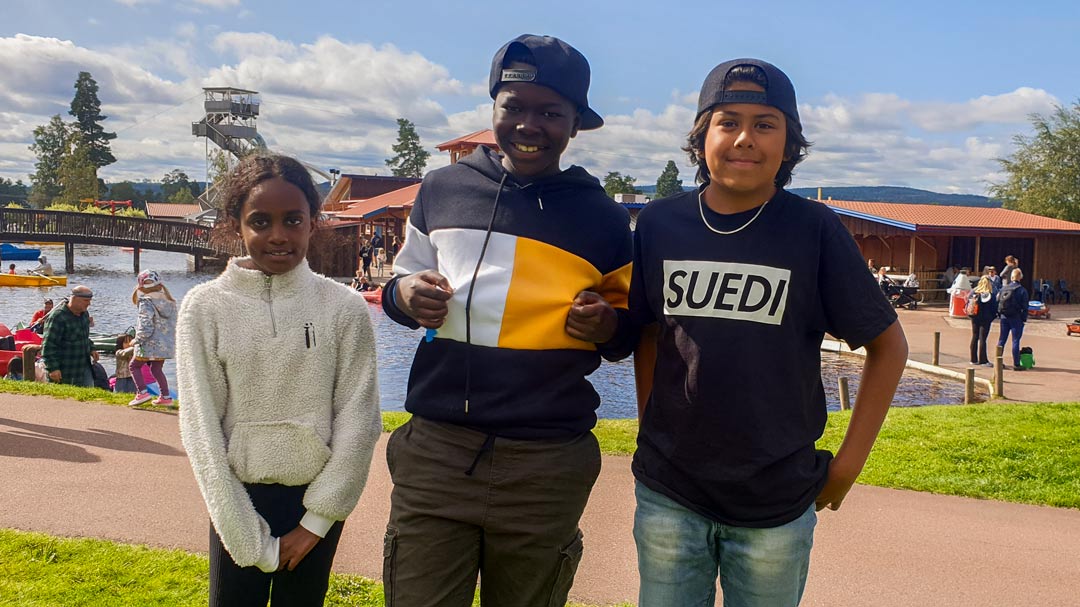 Porträttbild på tre ungdomar på Leksand Sommarland