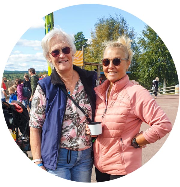 Porträttbild av två kvinnor på Leksand Sommarland