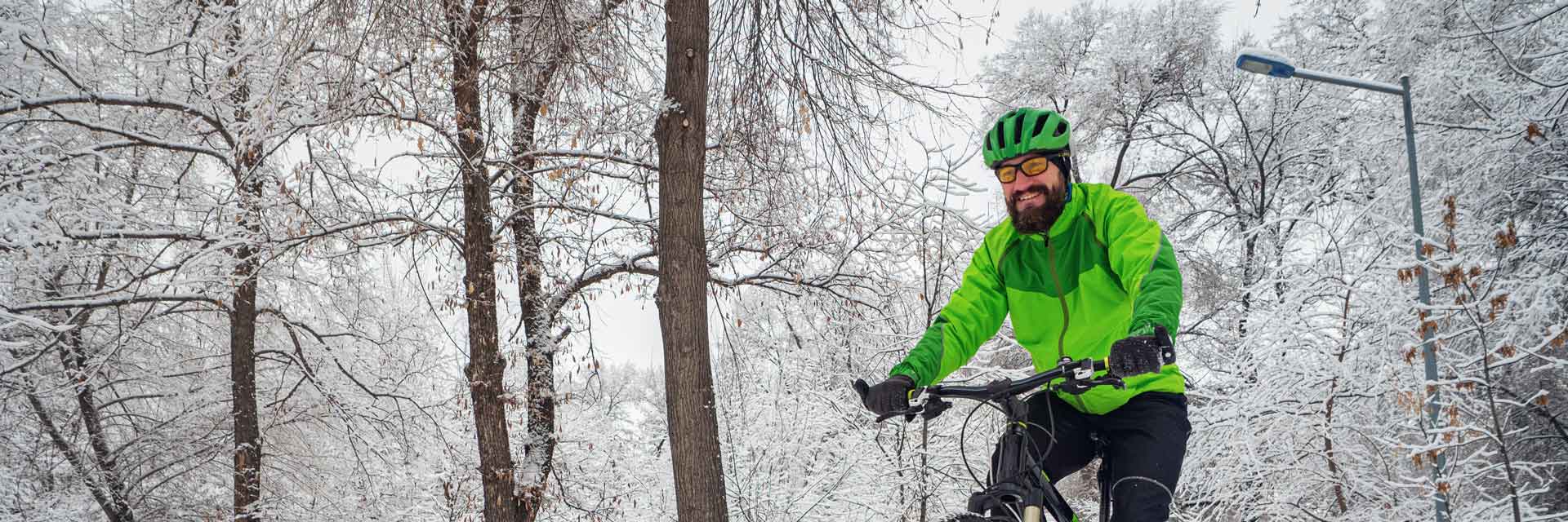 Man som cyklar i vinterväglag