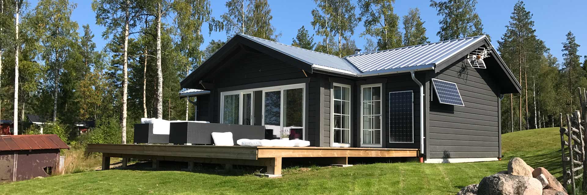 Utomhusbild på stuga med solceller