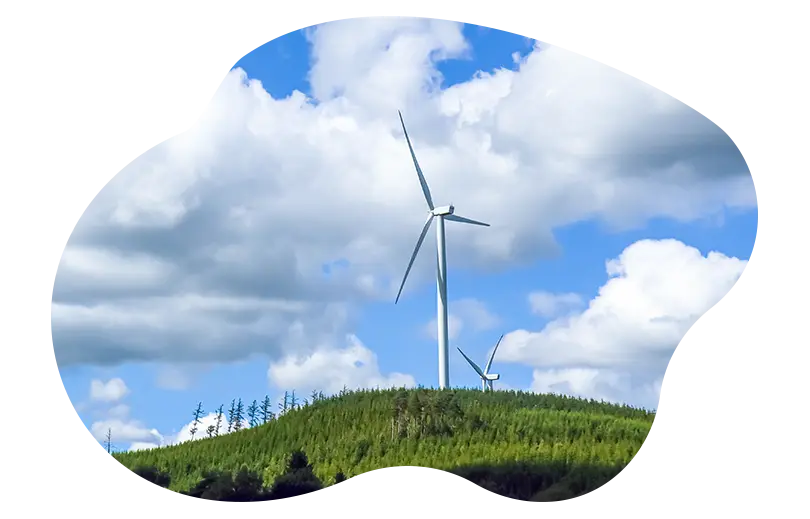 Vindkraftverk på en kulle mot en blå himmel