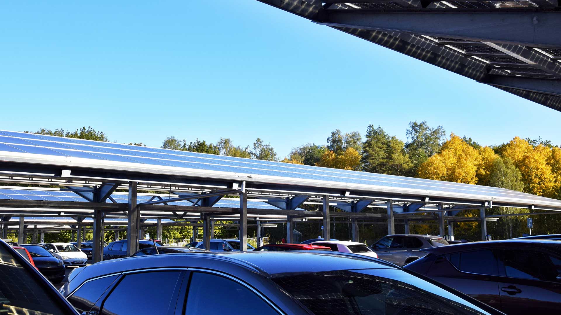 Parkering med solceller som tak över bilarna